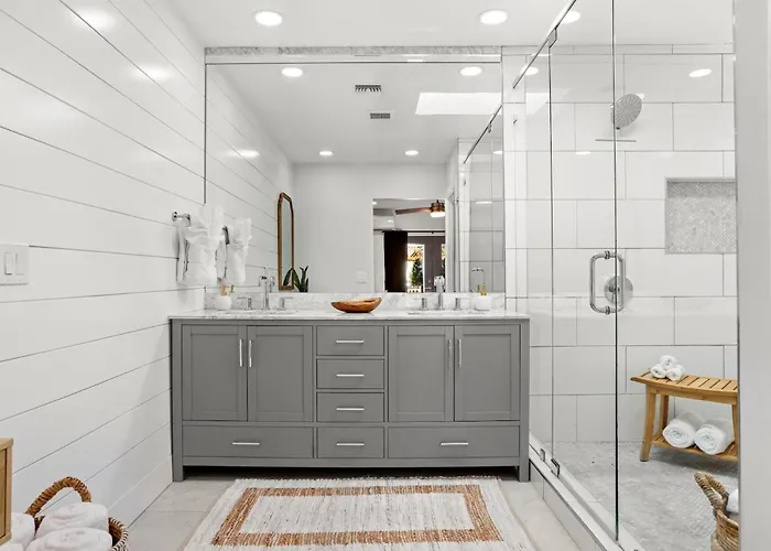 Homes - The Camelback Manor *